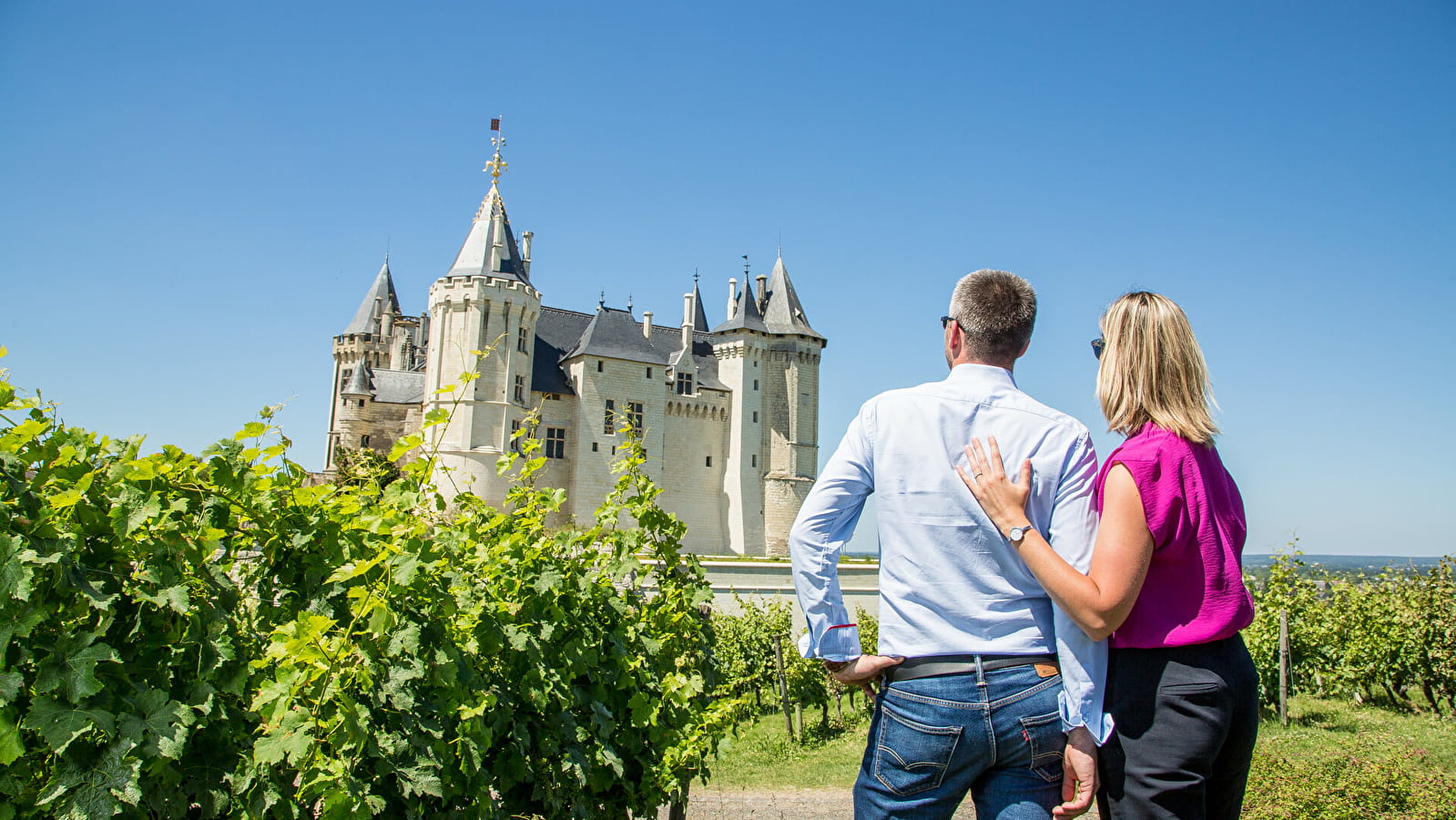 Couple regardant le château de Saumur