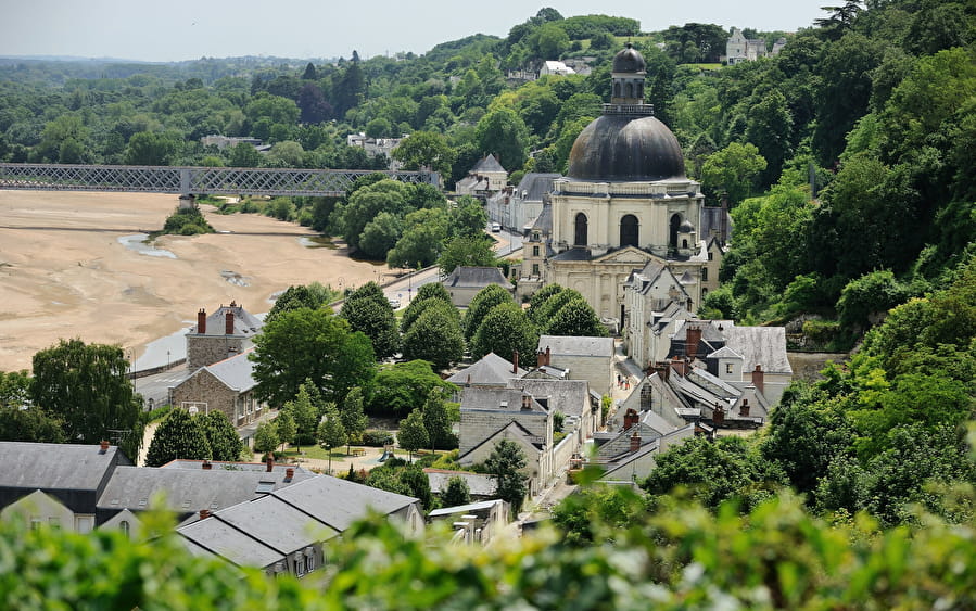 Vu sur Saumur et Notre-Dame des Ardilliers