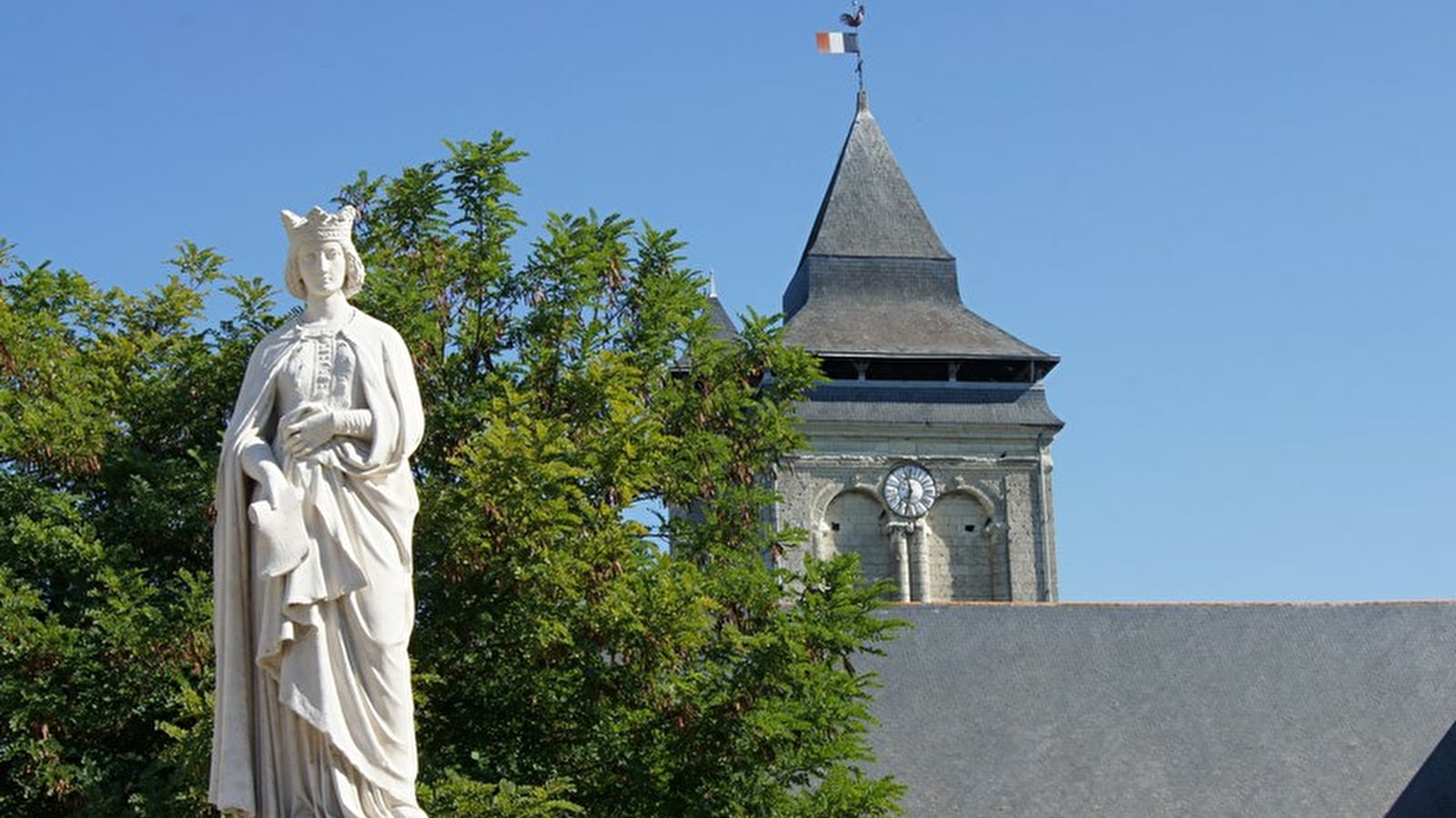 STATUE DE JEANNE DE LAVAL AUX ROSIERS-SUR-LOIRE