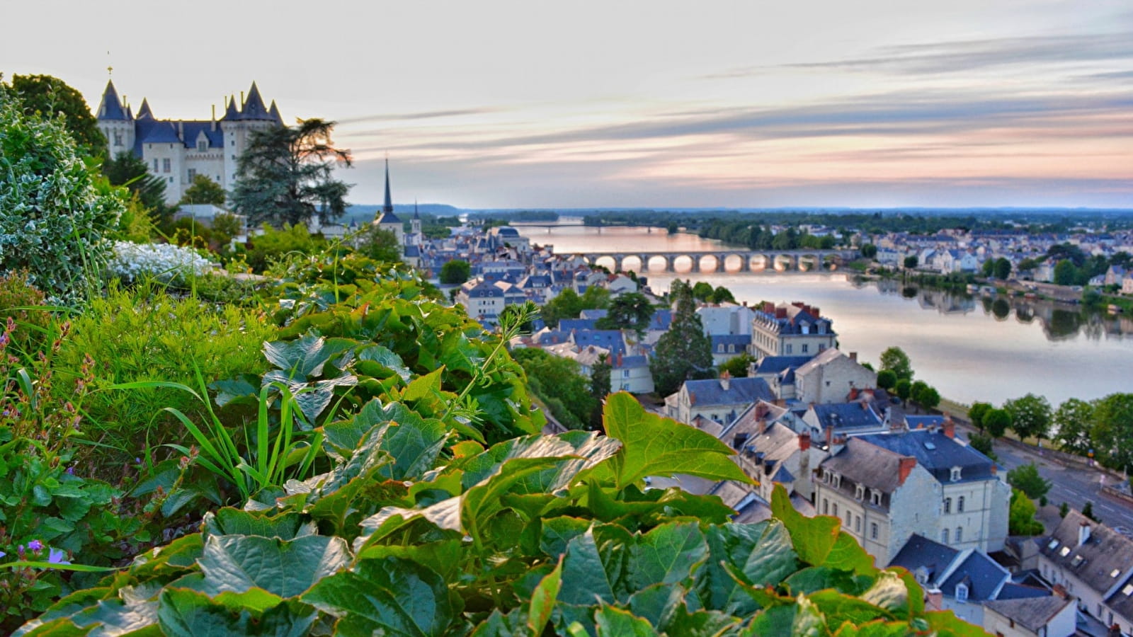 GR de Pays Saumur Loire Valley, Panorama vineyard, Loire and Castle